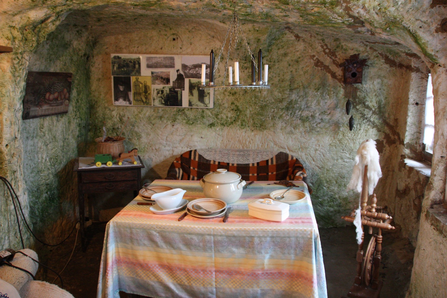 das Wohnzimmer in einer Höhlenwohnung